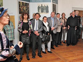 Als exzellente Luther-Kennerin erwies sich bei der Ausstellungs-Eröffnung im Heimatsspielhaus Ruth Jürken (links, in zeitgenössischer Bekleidung). Am Freitag, 3. März, führt Ruth Jürken ab 18.30 Uhr nochmals durch die Ausstellung.  Foto: Dieter Britz