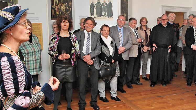 Als exzellente Luther-Kennerin erwies sich bei der Ausstellungs-Eröffnung im Heimatsspielhaus Ruth Jürken (links, in zeitgenössischer Bekleidung). Am Freitag, 3. März, führt Ruth Jürken ab 18.30 Uhr nochmals durch die Ausstellung.  Foto: Dieter Britz