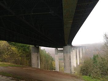 Manchmal verschwindet die Grenzwaldbrücke im Nebel und aus der Sicht der Speicherzer, nicht aber der Verkehrslärm. Unterm Widerlager, aber auch im Dorf, ist er "ganz schön heftig" zu hören.