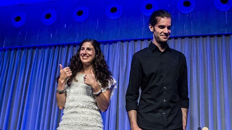 Ein Wiederhören mit der Singer-Songwriterin Ann Vriend gab es in Coburg. Am E-Bass begleitete Reid Thiel die Sängerin und Pianistin.Foto: Jochen Berger