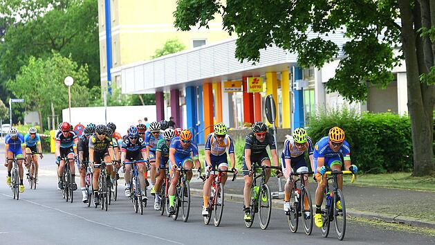 Vorbereitung auf die n&auml;chste Sprintwertung in Kulmbach: Das Feld der Rennradamateure zieht sich etwas auseinander.  Fotos: Monika Limmer