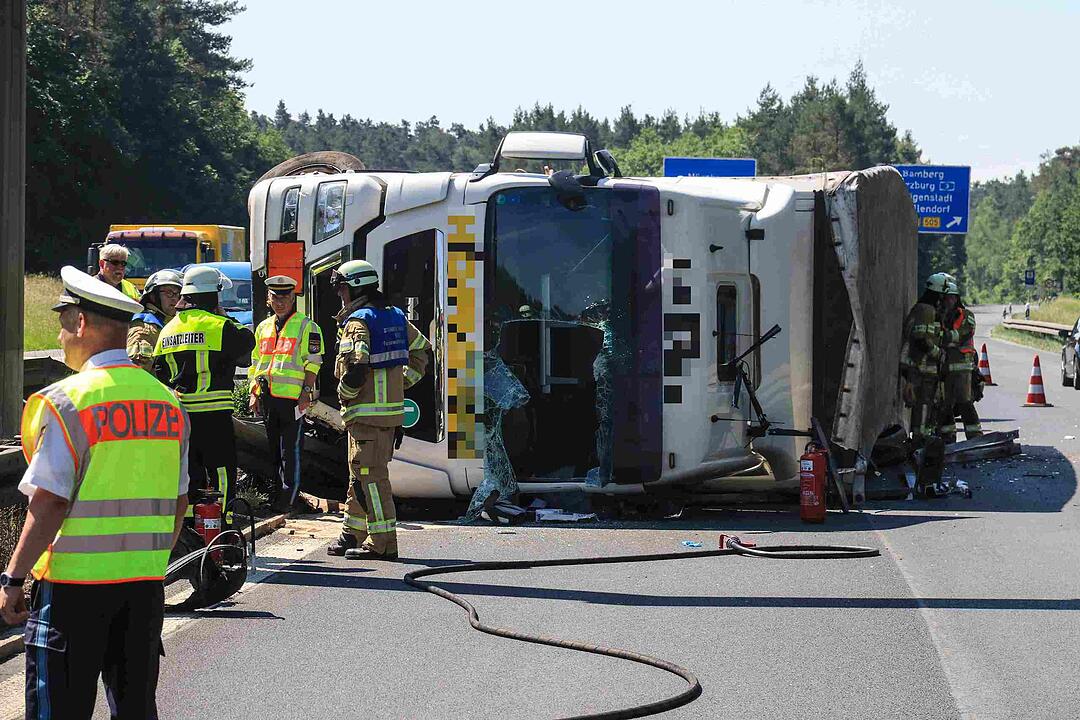 Reifen platzt: Lkw durchbricht auf A73 bei Bamberg Mittelleitplanke