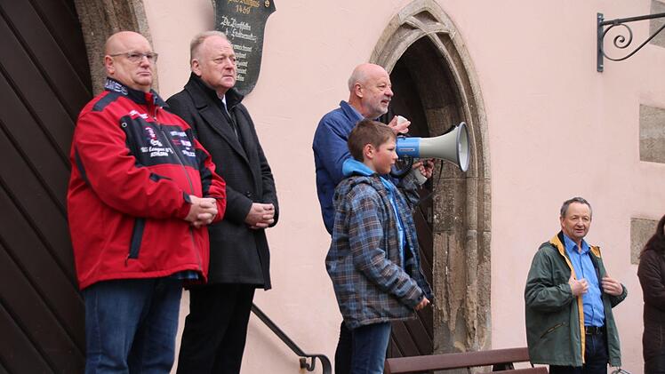 Klaus Schebler, Helmut Blank, Hans-Josef Fell, Frederik Dürr und Norbert Schmäling vor dem Rathaus Thomas Malz