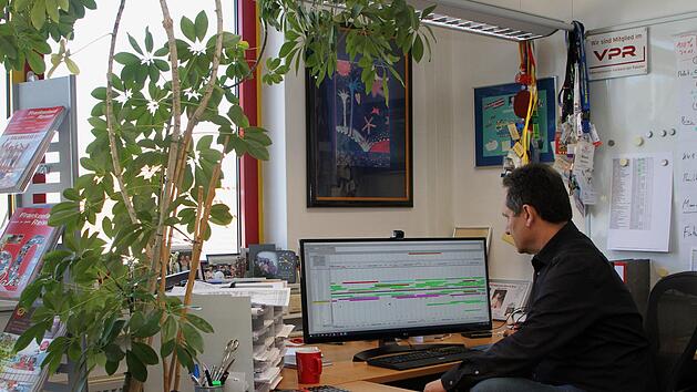 Reiseverkehrskaufmann Klaus Wichler beim Blick nach vorn: Die Planspiele f&uuml;r k&uuml;nftige Reisen sind erst mal Prinzip Hoffnung. Foto: G&uuml;nther Geiling