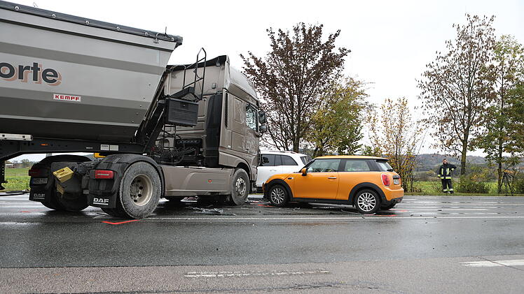 Verkehrsunfall mit vier Fahrzeugen auf Bundesstra&szlig;e