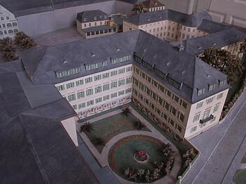 Ab Mitte der 1920er Jahre sanierte  Architekt Max Littmann den Neumannflügel (Mitte) und erbaute das Kurhausbad. Seine Pläne veranschaulichte er in einem Modell, das die Stadt künftig im Foyer des  Kurhausbades ausstellen wird.