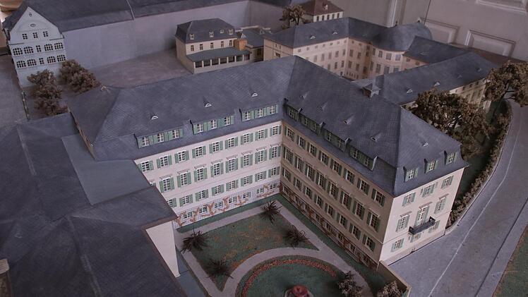 Ab Mitte der 1920er Jahre sanierte  Architekt Max Littmann den Neumannflügel (Mitte) und erbaute das Kurhausbad. Seine Pläne veranschaulichte er in einem Modell, das die Stadt künftig im Foyer des  Kurhausbades ausstellen wird.