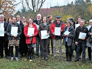 Die f&uuml;r ihre naturnahen G&auml;rten ausgezeichneten Gartenbesitzer aus dem Landkreis Erlangen-H&ouml;chstadt zeigen stolz ihre Urkunden.