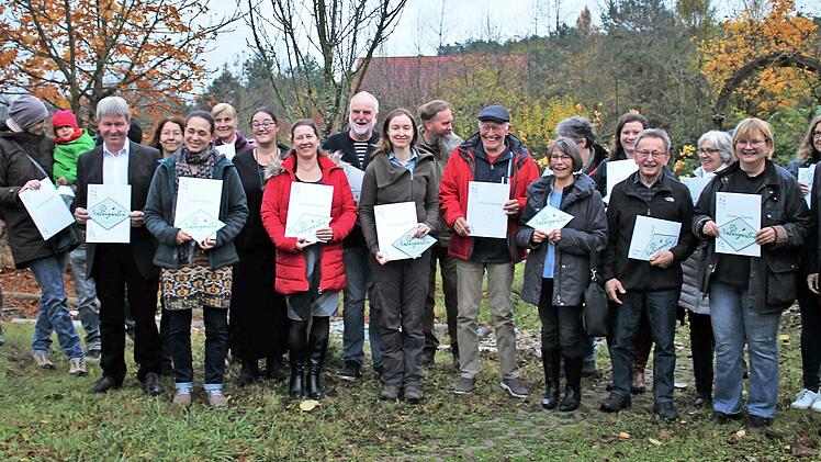 Die für ihre naturnahen Gärten ausgezeichneten Gartenbesitzer aus dem Landkreis Erlangen-Höchstadt zeigen stolz ihre Urkunden.