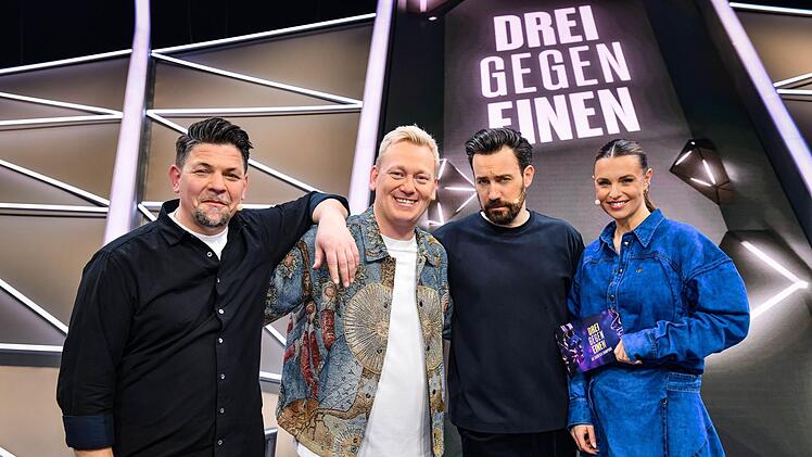 Von links: TV-Koch Tim Mälzer, Entertainer Jens "Knossi" Knossalla, Jan Köppen und Moderatorin Laura Wontorra bilden das neue Team bei "Drei gegen Einen".