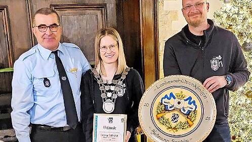 V.l.: Schie&szlig;wart Horst Hofmann, Landessch&uuml;tzenk&ouml;nigin Sophia Hofmann, 2. Schie&szlig;wart Christian Schick