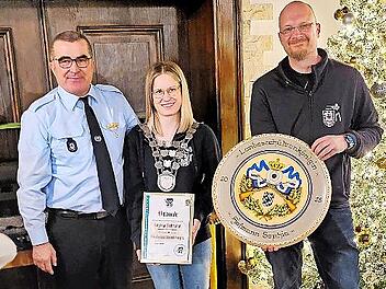 V.l.: Schie&szlig;wart Horst Hofmann, Landessch&uuml;tzenk&ouml;nigin Sophia Hofmann, 2. Schie&szlig;wart Christian Schick