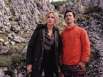 Im zweiten neuen Film der RTL-Reihe "Alpentod - Ein Bergland-Krimi" werden Kommissarin Birgit Reincke (Veronica Ferres) und ihr Kollege Jonas Becker (Tim Oliver Schultz) zu einem Tatort in einem Ger&ouml;llfeld gerufen.