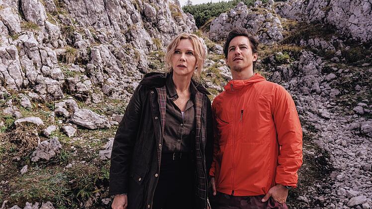 Im zweiten neuen Film der RTL-Reihe "Alpentod - Ein Bergland-Krimi" werden Kommissarin Birgit Reincke (Veronica Ferres) und ihr Kollege Jonas Becker (Tim Oliver Schultz) zu einem Tatort in einem Ger&ouml;llfeld gerufen.