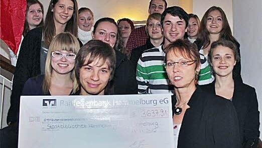 Stolz auf dfas Spendenergebnis waren die Gymnasiasten. Sie konnten Karin Wengerter 3637 Euro übergeben.