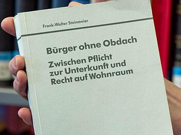 Eine gebundene Ausgabe der Doktorarbeit von SPD-Fraktionschef Frank-Walter Steinmeier zeigt ein Mitarbeiter der Deutschen Nationalbibliothek in Frankfurt am Main (Hessen) am 30.09.2013. Die Arbeit mit dem Titel "Bürger ohne Obdach: zwischen Pflicht zur Unterkunft und Recht auf Wohnraum; Tradition und Perspektiven staatlicher Intervention zur Verhinderung und Beseitigung von Obdachlosigkeit" hatte Steinmeier 1991 an der Uni Gießen eingereicht. Nun fordert der Münsteraner Hochschullehrer Uwe Ka...