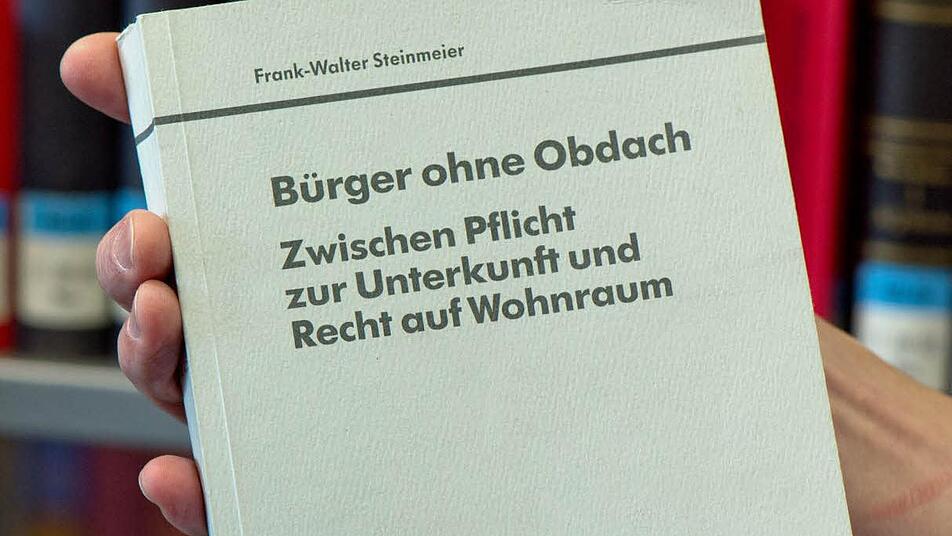 Eine gebundene Ausgabe der Doktorarbeit von SPD-Fraktionschef Frank-Walter Steinmeier zeigt ein Mitarbeiter der Deutschen Nationalbibliothek in Frankfurt am Main (Hessen) am 30.09.2013. Die Arbeit mit dem Titel "Bürger ohne Obdach: zwischen Pflicht zur Unterkunft und Recht auf Wohnraum; Tradition und Perspektiven staatlicher Intervention zur Verhinderung und Beseitigung von Obdachlosigkeit" hatte Steinmeier 1991 an der Uni Gießen eingereicht. Nun fordert der Münsteraner Hochschullehrer Uwe Ka...