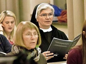 Hochkonzentriert: Probenarbeit an Mozarts "Krönungsmesse" in der Aula des Gymnasiums Albertinum. Fotos: Jochen Berger