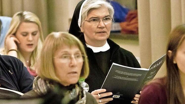 Hochkonzentriert: Probenarbeit an Mozarts "Krönungsmesse" in der Aula des Gymnasiums Albertinum. Fotos: Jochen Berger