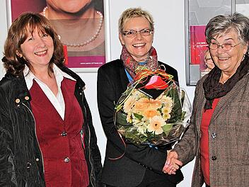 Rosalinde Heider (rechts) ist für vier weitere Jahre zur Vorsitzenden der Arbeiterwohlfahrt im Landkreis Bad Kissingen gewählt worden. Mit auf dem Bild: Sabine Dittmar (MdB, Mitte), der man zur Wahl gratulierte, und Vorstandsmitglied Birgit Merkl (links). Foto: Dieter Britz