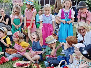 Kinder des Kindergartens Thulba sangen ein Gartenlied. Foto: Sigismund von Dobschütz