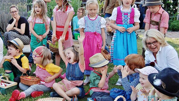 Kinder des Kindergartens Thulba sangen ein Gartenlied. Foto: Sigismund von Dobschütz