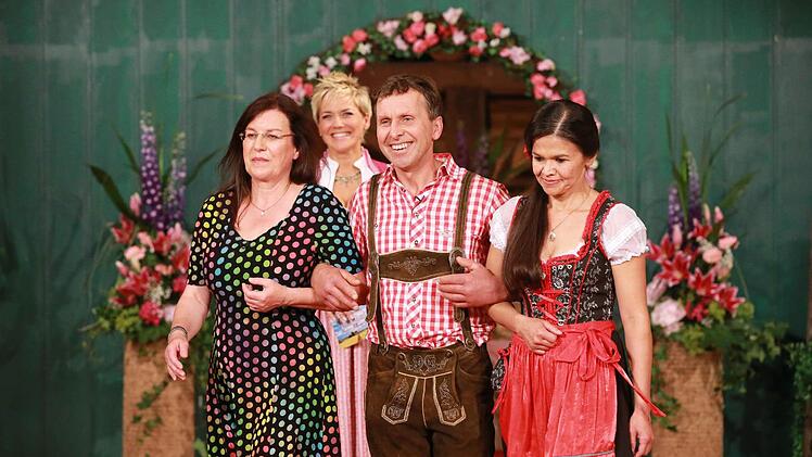 m Scheunenfest lernt Gottfried, der muntere Milchbauer Brigitte (r.) und Elodia näher kennen.
