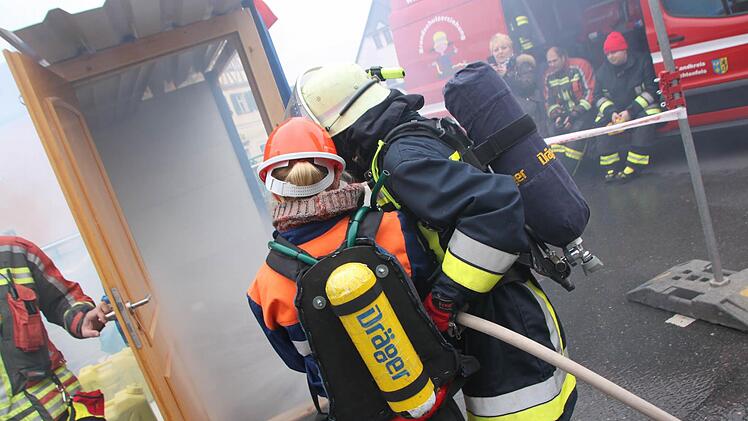 Wie ein Brand gelöscht wird, zeigte die Feuerwehr mit praktischen Übungen Foto: Matthias Einwag