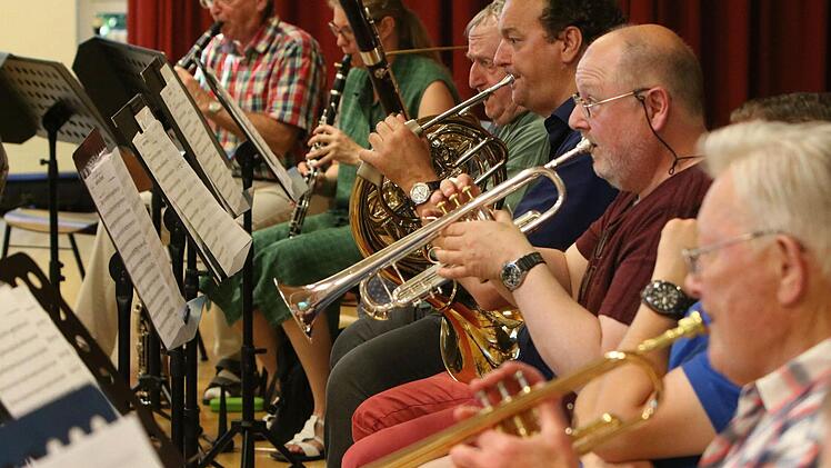 Intensiv bereitet sich das Orchester der "Musikfreunde Neustadt" auf sein Open-Air-Konzert am Sonntag (3. Juli) im Freibad vor.Foto: Jochen Berger