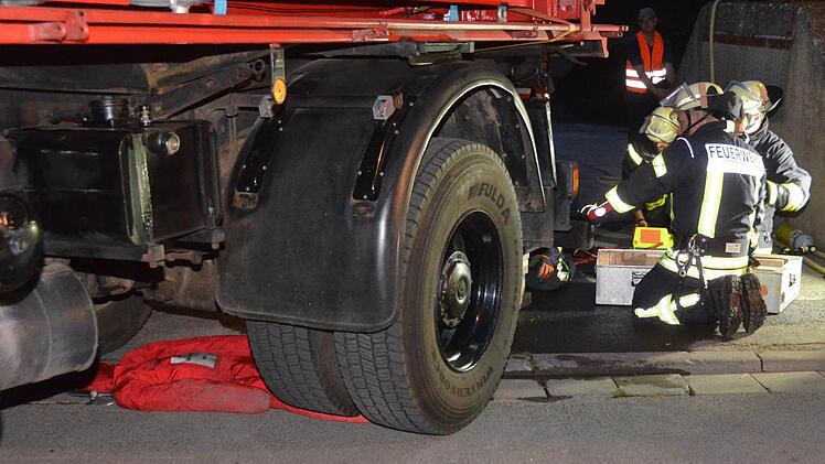 Unter realistischen Bedingungen übten die Feuerwehren aus Bad Kissingen, sowie Aschach und Oberthulba den Ernstfall.  Foto: Peter Rauch