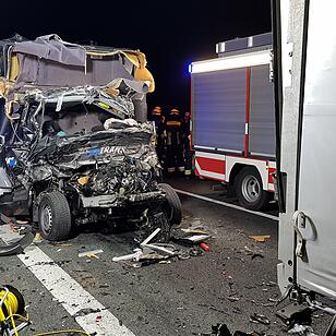 Kleintransporter rast in Lkw: Fahrer tödlich verletzt