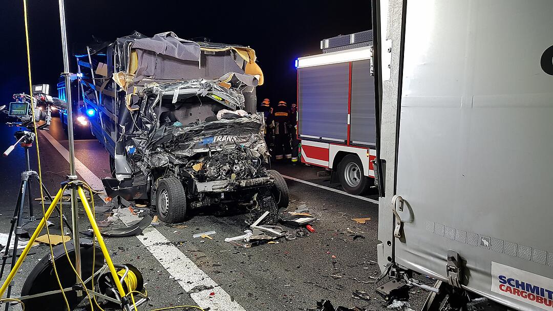 Kleintransporter rast in Lkw: Fahrer tödlich verletzt