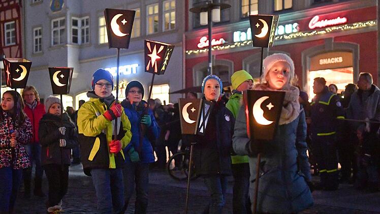 Die Kinder der Grundschule Neuses zogen mit ihren Laternen zum Rathaus, wo sie die Besucher musikalisch unterhielten.  Foto: Ronald Rinklef