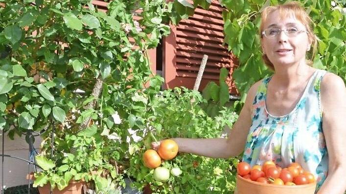 Schwört auf Tomaten aus eigenem Anbau: Carolin Herrmann. Foto: Rainer Lutz