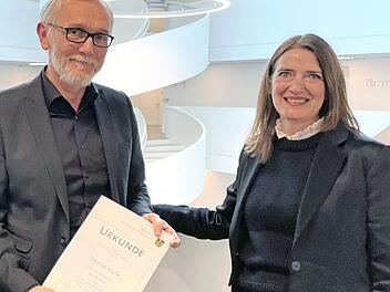 Seit 25 Jahren Hausmeister am Emil-von-Behring-Gymnasium in Spardorf: Schulleiterin Nora Leykam (rechts) gratuliert Thomas Kozlik zum Dienstjubiläum.