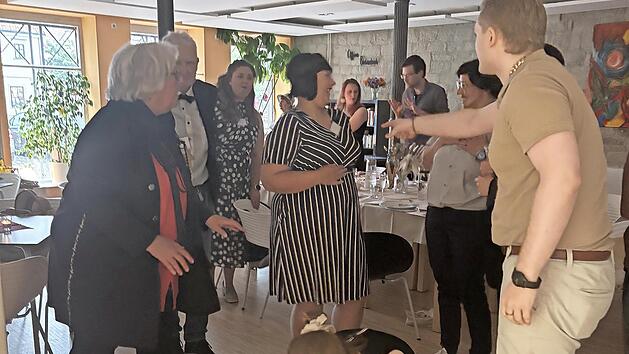 Sizilianische Verhältnisse im Mehrgenerationenhaus: Nachdem ein Gast „tot“ auf dem Boden gefunden wurde, ging es los mit den Spekulationen.