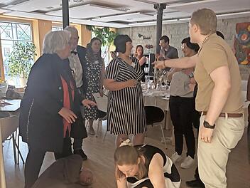 Sizilianische Verhältnisse im Mehrgenerationenhaus: Nachdem ein Gast „tot“ auf dem Boden gefunden wurde, ging es los mit den Spekulationen.