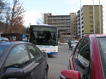 Beim Kulmbacher Klinikum fehlen Parkplätze. Aber wo könnte das neue Parkhaus gebaut werden? Das Thema bewegt seit zwei Jahren in Kulmbach die Gemüter. Foto: Stephan Tiroch