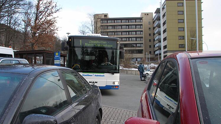 Beim Kulmbacher Klinikum fehlen Parkplätze. Aber wo könnte das neue Parkhaus gebaut werden? Das Thema bewegt seit zwei Jahren in Kulmbach die Gemüter. Foto: Stephan Tiroch