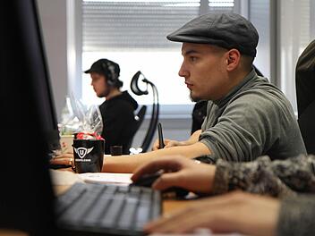 Nicht spielen, sondern arbeiten: Bei den Grafikern herrscht konzentrierte Stille. Fotos: Michael Gründel