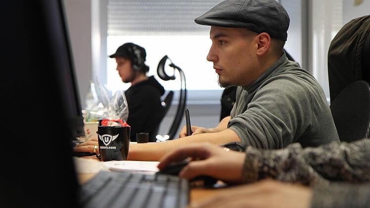 Nicht spielen, sondern arbeiten: Bei den Grafikern herrscht konzentrierte Stille. Fotos: Michael Gründel