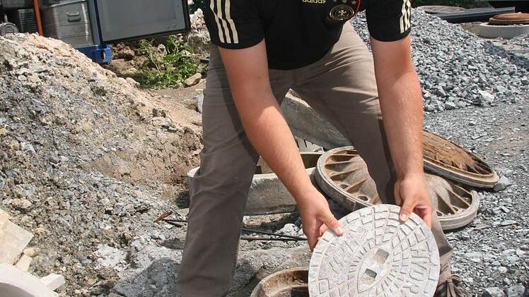 Bauhofleiter Jürgen Ludwig zeigt, dass die alten Hydranten wirklich schon in die Jahre gekommen waren - die alten verrosteten Dinger mussten ausgetauscht werden.
