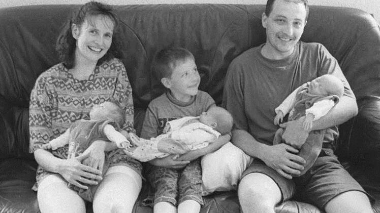 1997 waren Anita, Patrick und Dieter Lindwurm mit den Drillingen Julian, Selina und Pascal in der Zeitung. Foto: Ruprecht/Archiv
