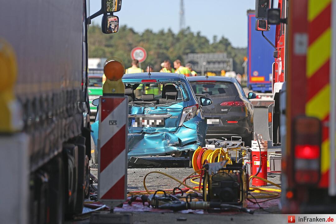Lkw rast in Stauende - Eine Tote, sieben Verletzte