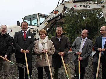 Startschuss: Projektleiter Mario Kremser (v.l.), Marktleiter Thorsten Krack, Bürgermeisterin Brigitte Meyerdierks, Architekt Stefan Richter, Regionalleiter Thomas Philipp und Bauleiter Jochen Stürz. Foto: Ulrike Müller