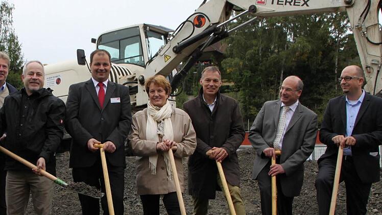 Startschuss: Projektleiter Mario Kremser (v.l.), Marktleiter Thorsten Krack, Bürgermeisterin Brigitte Meyerdierks, Architekt Stefan Richter, Regionalleiter Thomas Philipp und Bauleiter Jochen Stürz. Foto: Ulrike Müller
