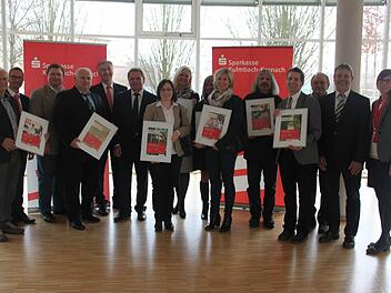 Die Vertreter der Initiativen freuten sich über die Zuwendungen. Mit im Bild der Vorstandsvorsitzender der Sparkasse, Klaus Scherr und Stiftungsratsvorsitzender, Wolfgang Beiergrößlein (5. bzw. 6. v. li) Foto: Schadeck