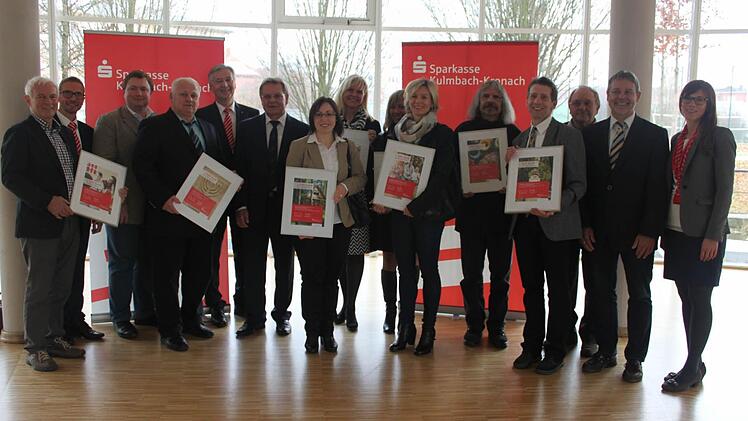 Die Vertreter der Initiativen freuten sich über die Zuwendungen. Mit im Bild der Vorstandsvorsitzender der Sparkasse, Klaus Scherr und Stiftungsratsvorsitzender, Wolfgang Beiergrößlein (5. bzw. 6. v. li) Foto: Schadeck