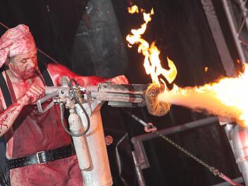 Feuer frei! Heli Reißenweber hantiert mit dem Flammenwerfer. Foto: Stephan Stöckel