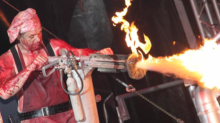Feuer frei! Heli Reißenweber hantiert mit dem Flammenwerfer. Foto: Stephan Stöckel
